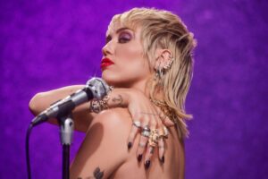 "Edge of Midnight": il remix di "Midnight Sky" di Miley Cyrus feat. Stevie Nicks