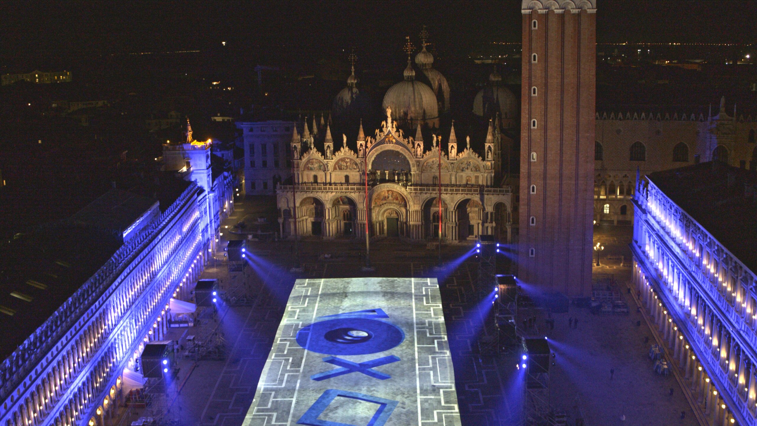 PlayStation illumina Piazza San Marco in occasione del lancio di PS5