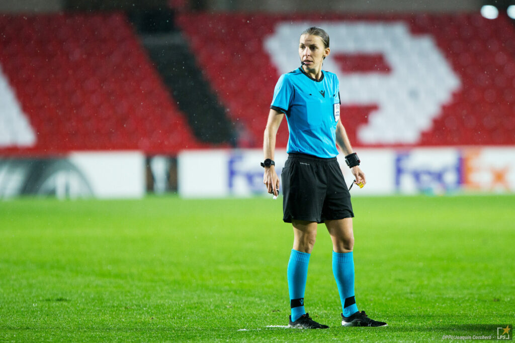 Calcio: Stephanie Frappart sarà il primo arbitro donna in Champions League