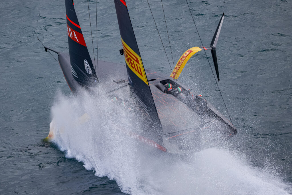 L'imbarcazione italiana durante la regata contro INEOS Team UK