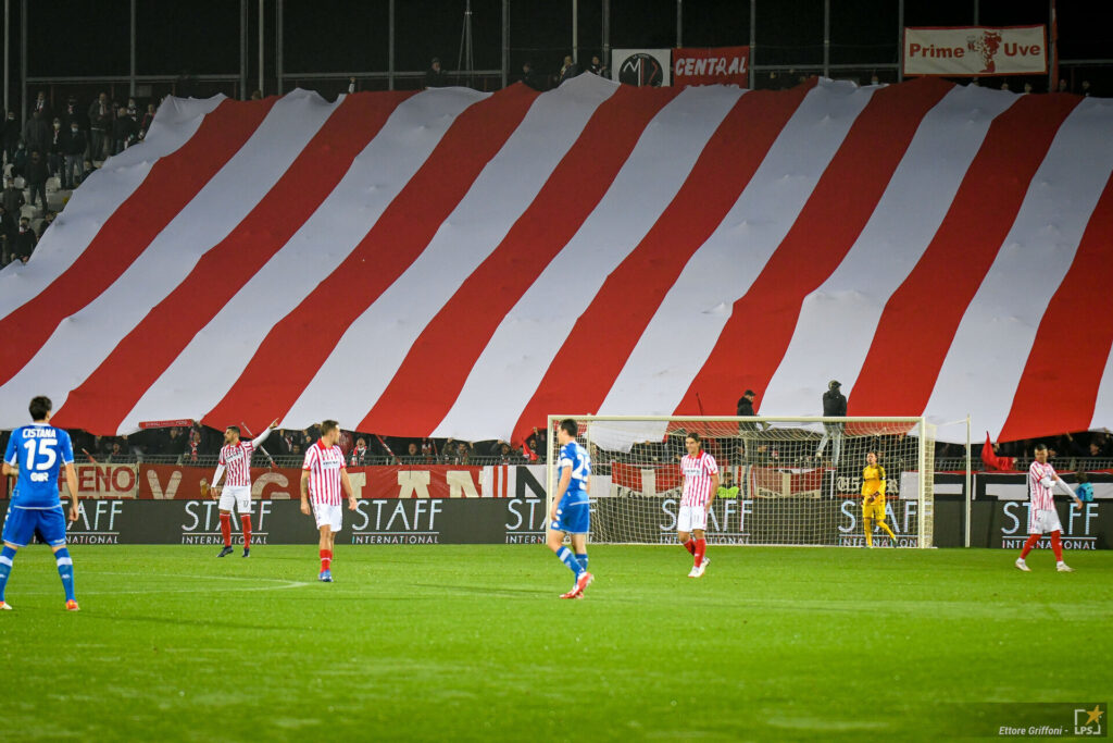 La coreografia dei tifosi del Vicenza prima della partita