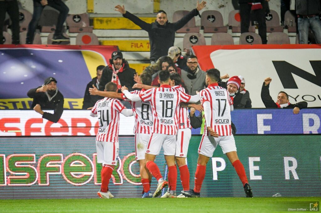 Federico Proia (Vicenza) esulta per il gol del 1-0