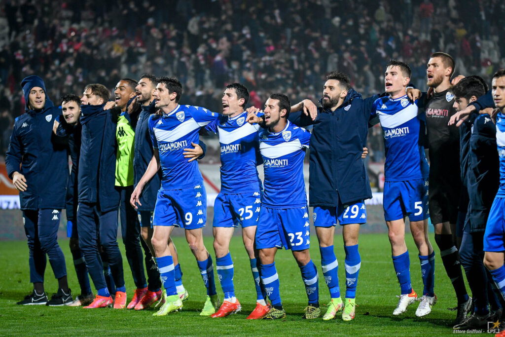 Il Brescia esulta con i propri tifosi dopo la vittoria