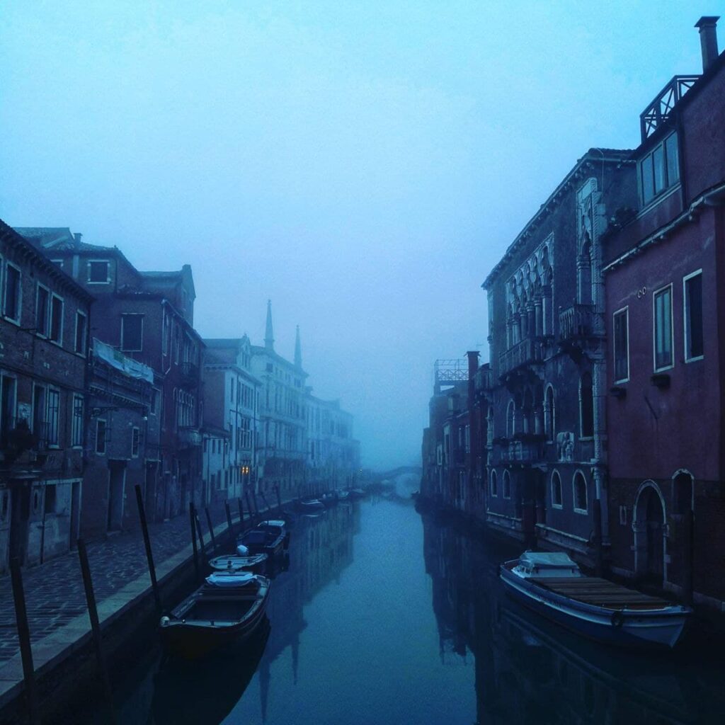 Versi in libertà: la nebbia e il 25 novembre