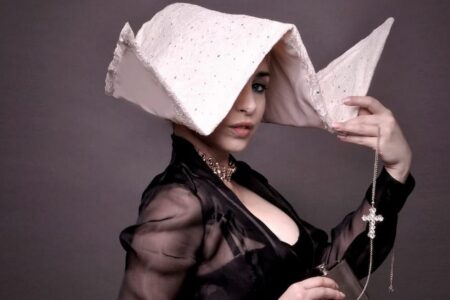 Romina Falconi fa “La suora” e ribalta i dogmi della canzone pop