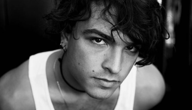 Leo Gassman soccorre vittima stupro