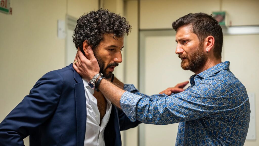 Riccardo e Carlo in una scena di A Casa tutti Bene