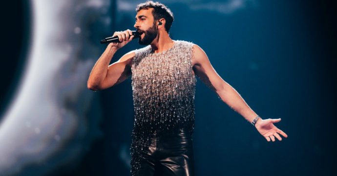 Mengoni durante la sua esibizione all'Eurovision Song Contest 2023