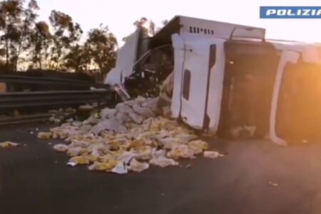 Tir si ribalta lungo autostrada A19 nei pressi di Enna, due feriti