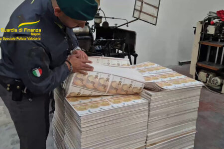 Scoperta a Napoli banda di falsari, sette arrestati