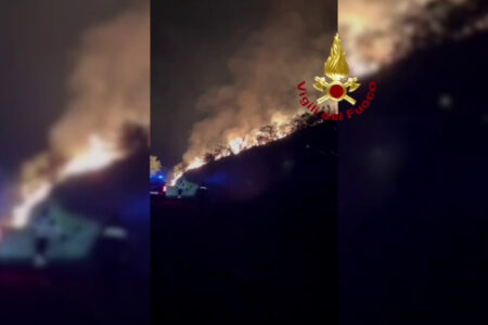 Fiamme ad Artena, evacuate due famiglie. Le immagini