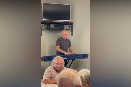 Dave Clayton in vacanza in Sicilia improvvisa brani in un locale